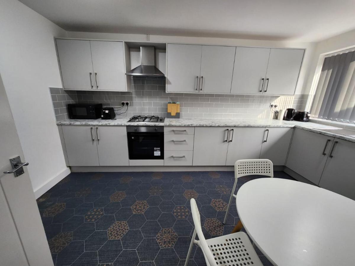 4 Bedroom 2 Bathroom Shared House - Near Bhx And Nec برمنغهام المظهر الخارجي الصورة