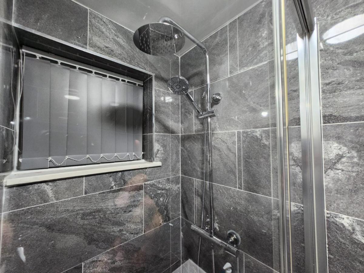 4 Bedroom 2 Bathroom Shared House - Near Bhx And Nec برمنغهام المظهر الخارجي الصورة