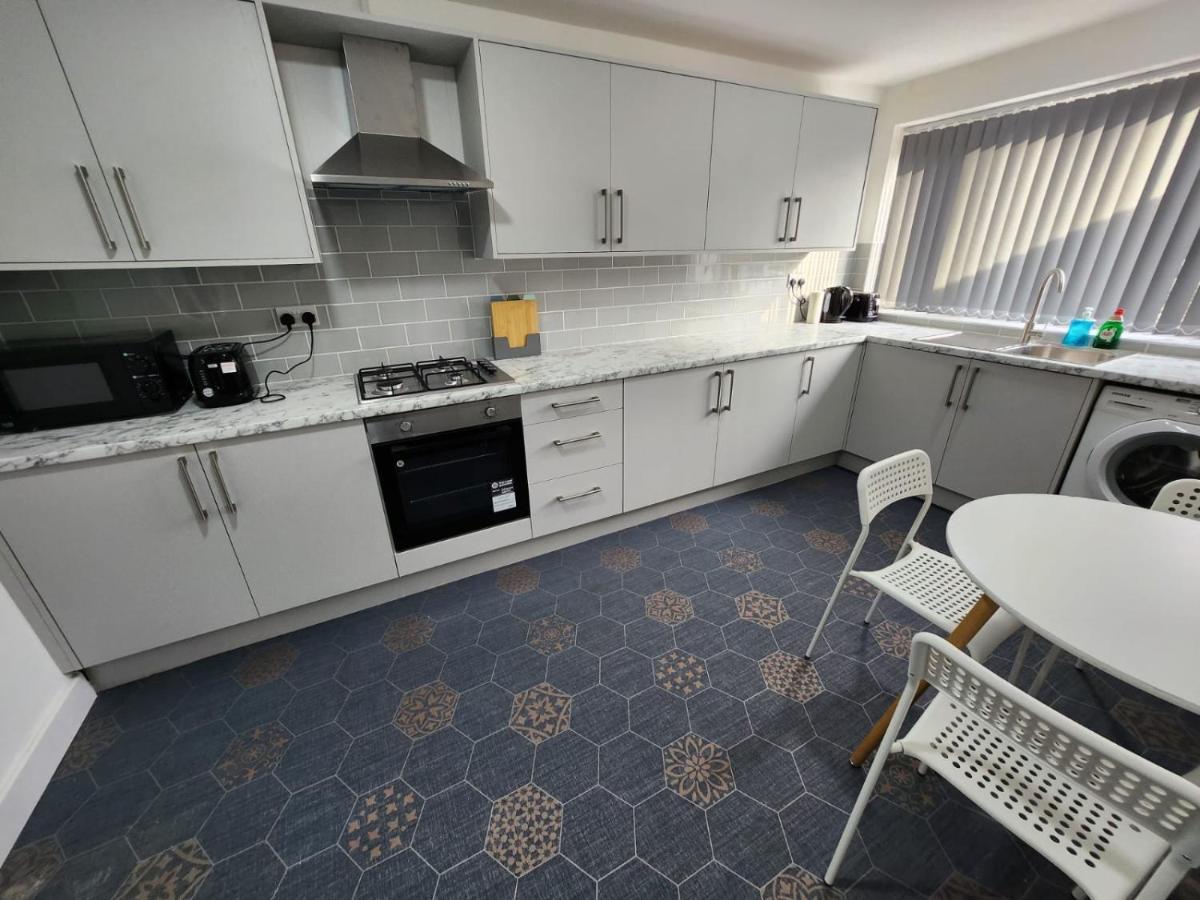 4 Bedroom 2 Bathroom Shared House - Near Bhx And Nec برمنغهام المظهر الخارجي الصورة
