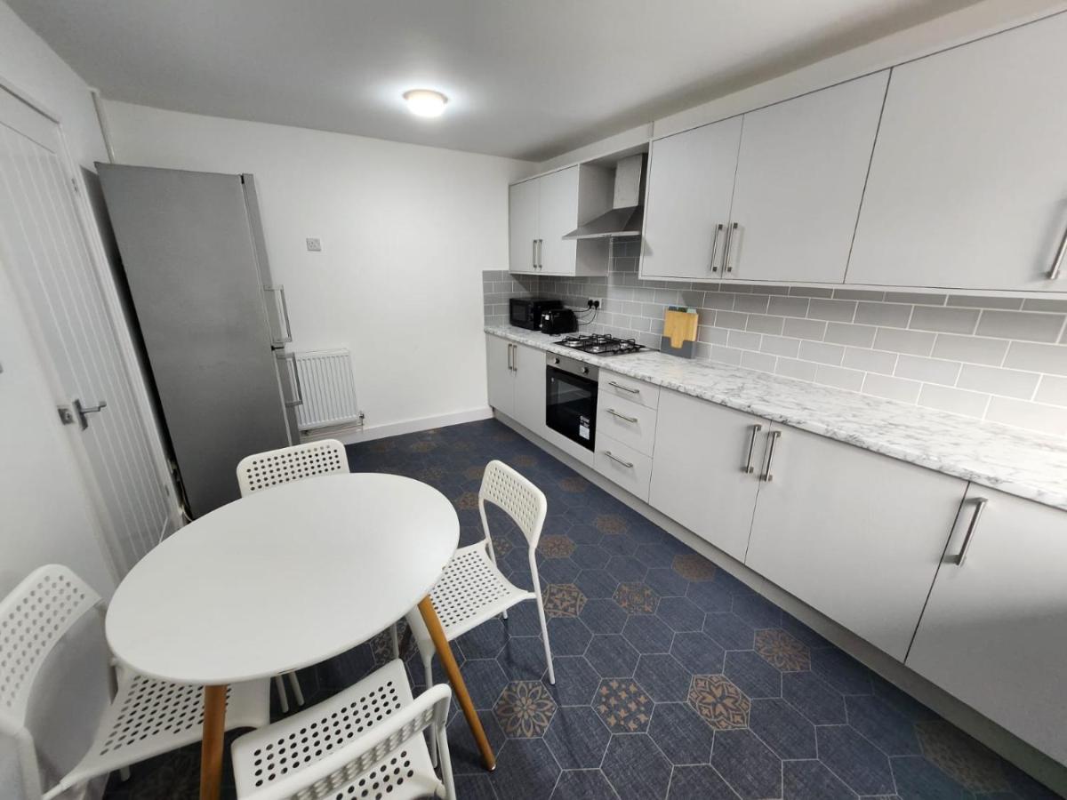 4 Bedroom 2 Bathroom Shared House - Near Bhx And Nec برمنغهام المظهر الخارجي الصورة