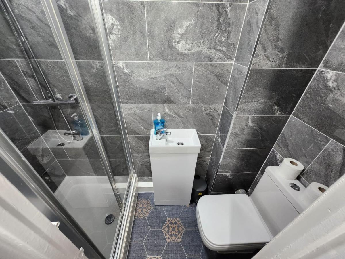 4 Bedroom 2 Bathroom Shared House - Near Bhx And Nec برمنغهام المظهر الخارجي الصورة