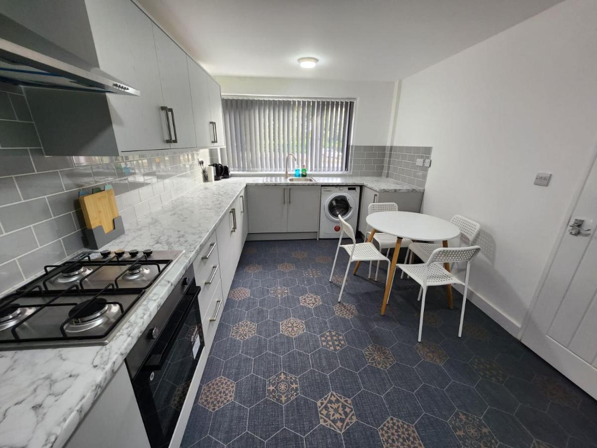 4 Bedroom 2 Bathroom Shared House - Near Bhx And Nec برمنغهام المظهر الخارجي الصورة